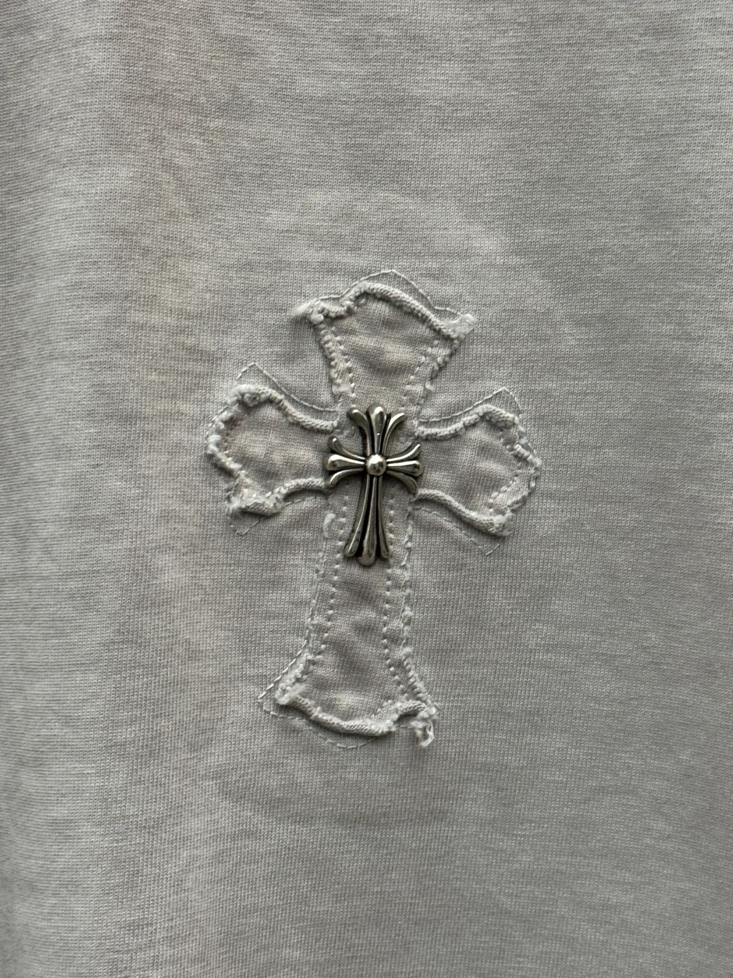 P200 top version, real shot without P, ​​different from market currency) 𝗖𝗵𝗿𝗼𝗺𝗲 𝗛𝗲𝗮𝗿𝘁𝘀/Croxin 2026 spring new original single counter American laser burnt patch embroidered couple short sleeves 👑The highest version! Customized fabric 330g, washed and fried. Best-selling model at the counter. Very comfortable to wear. Accessories: Original molded and authenticated collar label➕100% silk wash label. Genuine purchase-grade original hangtag➕matching hanging rope➕3D hanging beads➕original packaging bag. Craftsmanship: The original version has consistent wiring! The highest version of the armhole matching technique! Color: Khaki Black Rose Red Light Blue Purple Size: S M L XL Style Number: 26-2002